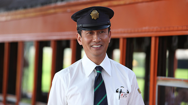 RAILWAYS　49歳で電車の運転士になった男の物語
