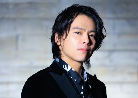 中川晃教（ホスト）